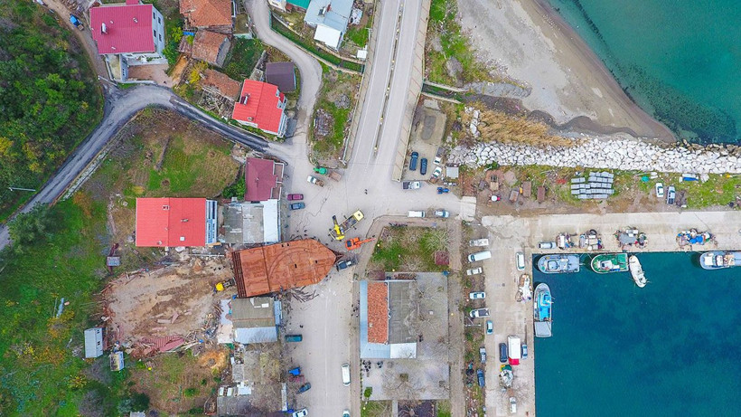 İstanbul'un Fethi’ni andıran görüntü! Devasa tekneyi karadan yürütüp sahile taşıdılar - Resim: 3