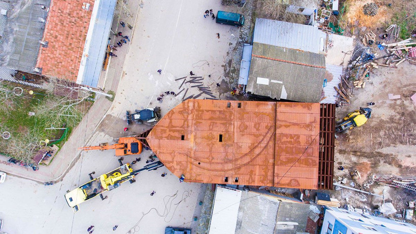 İstanbul'un Fethi’ni andıran görüntü! Devasa tekneyi karadan yürütüp sahile taşıdılar - Resim: 4