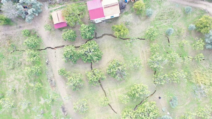 Aydın Germencik'te oluşan yarıkların kuraklıktan kaynaklandığı bildirildi - Resim: 1