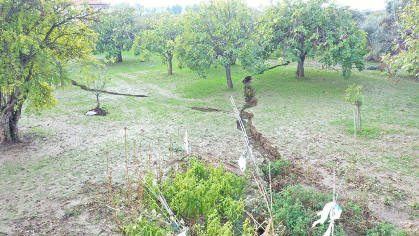 Aydın Germencik'te oluşan yarıkların kuraklıktan kaynaklandığı bildirildi - Resim: 2