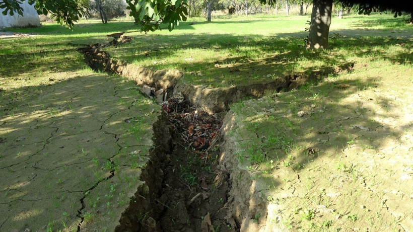 Aydın Germencik'te oluşan yarıkların kuraklıktan kaynaklandığı bildirildi - Resim: 3