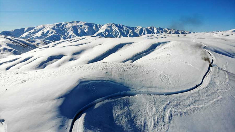 Muş'ta kar kalınlığı 4 metreye ulaştı iş makineleri karda kayboldu - Resim: 2