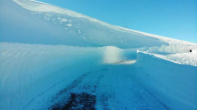 Muş'ta kar kalınlığı 4 metreye ulaştı iş makineleri karda kayboldu - Resim: 3