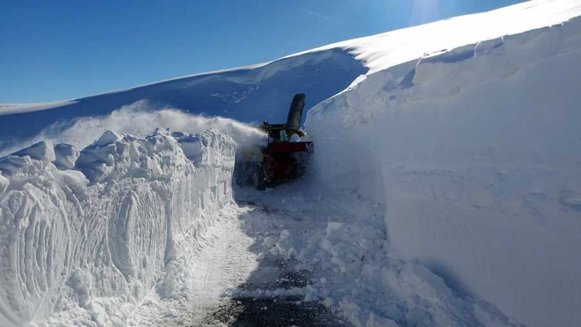 Muş'ta kar kalınlığı 4 metreye ulaştı iş makineleri karda kayboldu - Resim: 4