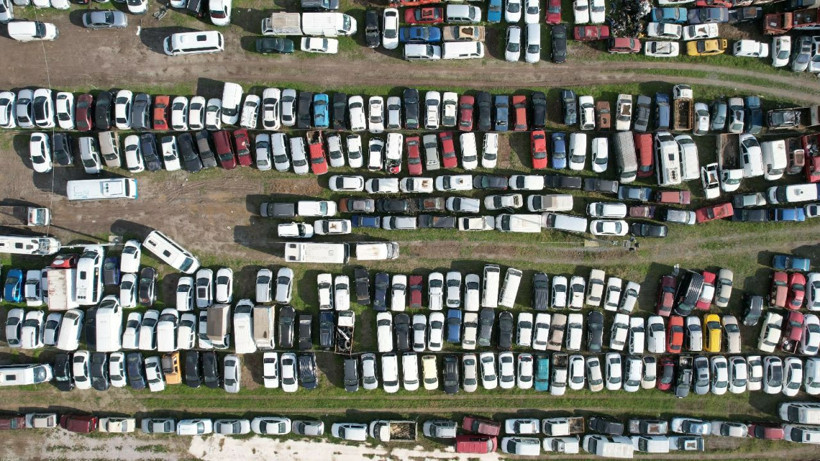 Kocaeli'de yüzlerce araç yediemin otoparkında çürümeye terk edildi - Resim: 2