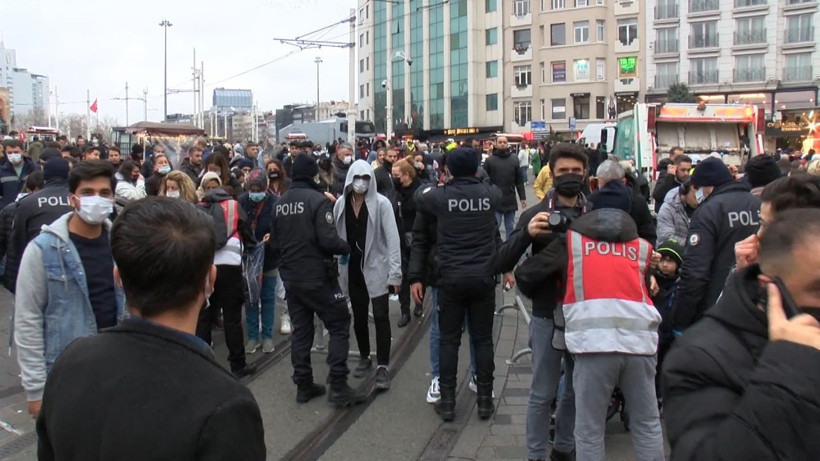 Yeni yıl kutlaması için Taksim'e akın edildi Polis tek tek arıyor - Resim: 2