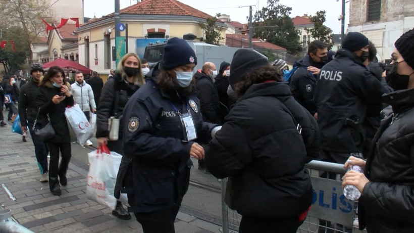 Yeni yıl kutlaması için Taksim'e akın edildi Polis tek tek arıyor - Resim: 4