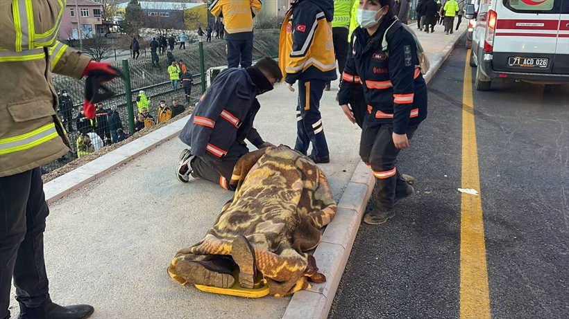 Kırıkkale'de servis midibüsü devrildi! Çok sayıda yaralı var - Resim: 1