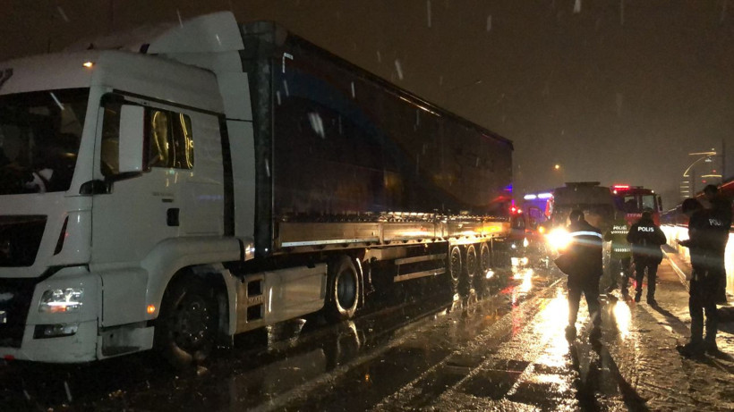 Kar yağışı ve buzlanmadan TIR ve otobüs kazaları peş peşe geldi - Resim: 3