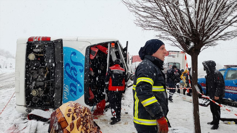 Tokat'ta yolcu otobüsü devrildi! 1 kişi öldü, 18 kişi yaralandı - Resim: 1