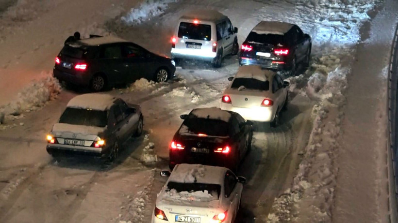 İstanbul'da E-5 üzerine bırakılan araçlar çekiliyor Sürücüler ortada yok! - Resim: 2