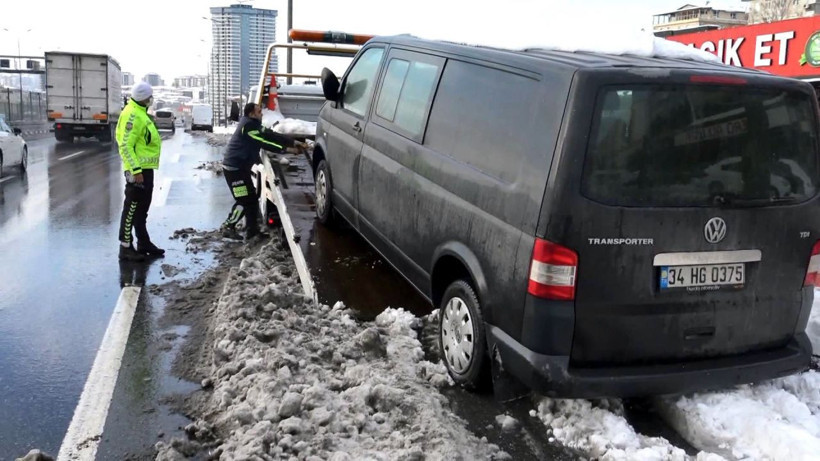 İstanbul'da E-5 üzerine bırakılan araçlar çekiliyor Sürücüler ortada yok! - Resim: 4