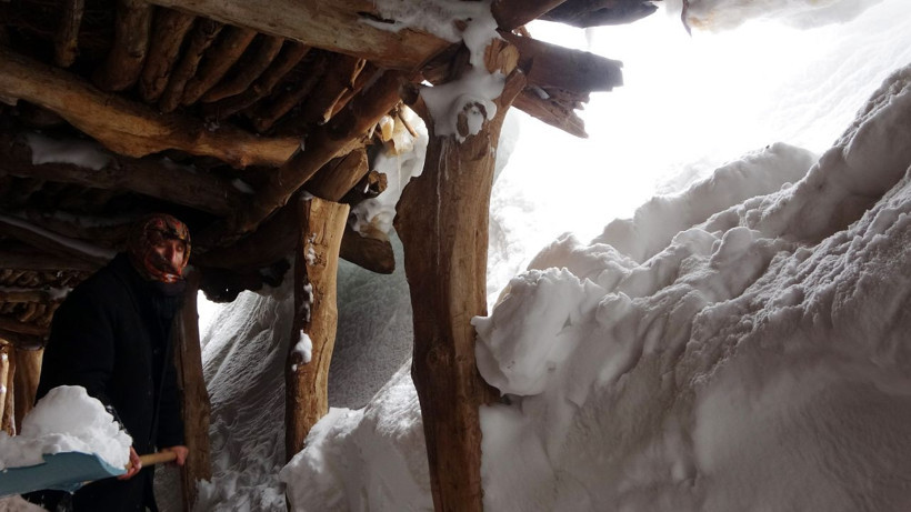 Muş'ta 600 nüfuslu köy kara gömüldü! Açtıkları tünellerle ulaşımı sağlıyorlar - Resim: 4