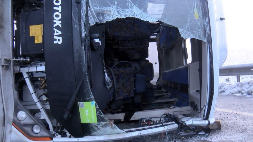 Çatalca'da polisleri taşıyan servis devrildi: Durumları kritik - Resim: 2