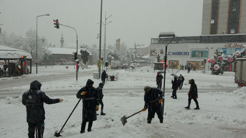 Isparta'da 30 santimetre kar yağdı hayat durdu! Elektrikler yok, yollar kapandı motosiklet kullanımı yasaklandı - Resim: 4