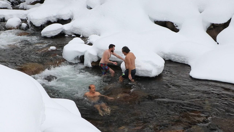 Kara aldırış etmeden Fırtına Deresi'nin buz gibi suyunda yüzdüler - Resim: 1