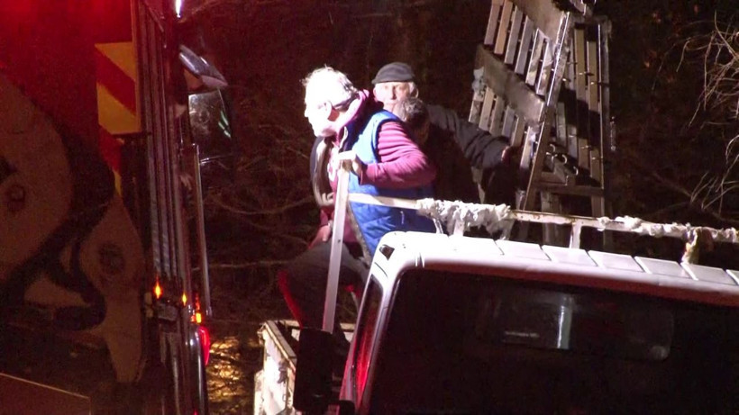 Beykoz’da dere taştı, yol sular altında kaldı! Mahsur kalan 3 kişi böyle kurtarıldı - Resim: 3