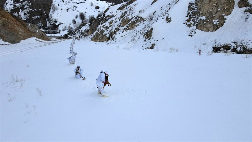 Jandarma komandolar karlı Munzur ve Mercan'ı teröristlere dar ediyor - Resim: 4