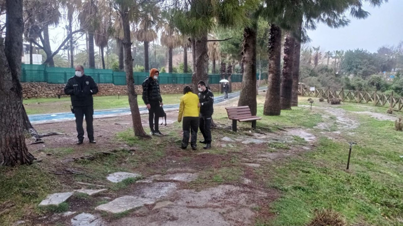 19 yaşındaki genç kız parkta bu halde bulundu! Vatandaşlar görüp ihbar etti - Resim: 1