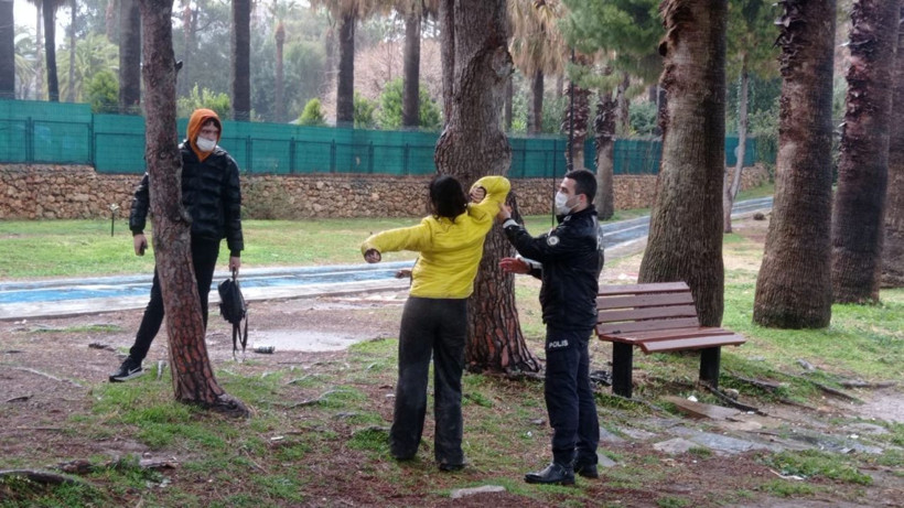 19 yaşındaki genç kız parkta bu halde bulundu! Vatandaşlar görüp ihbar etti - Resim: 4