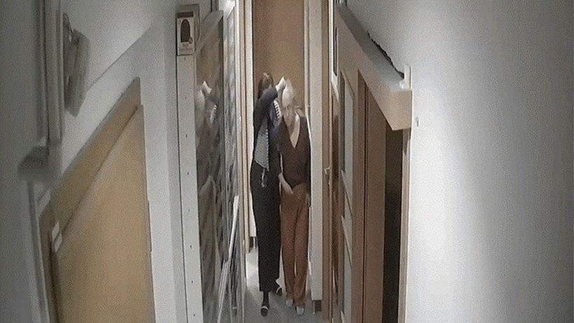 Alzheimer hastası kadına akılalmaz işkence! Gizli kamerayı izleyince dehşete düştü tokat attı, ısırdı... - Resim: 1