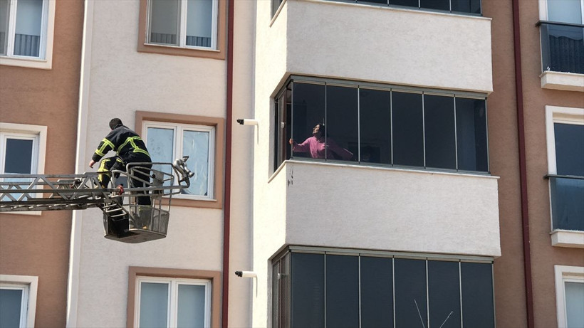 Bilecik'te 10 yaşındaki oğlunu bıçakladı! Polis eve itfaiye merdiveniyle girip dehşetten kurtardı - Resim: 1