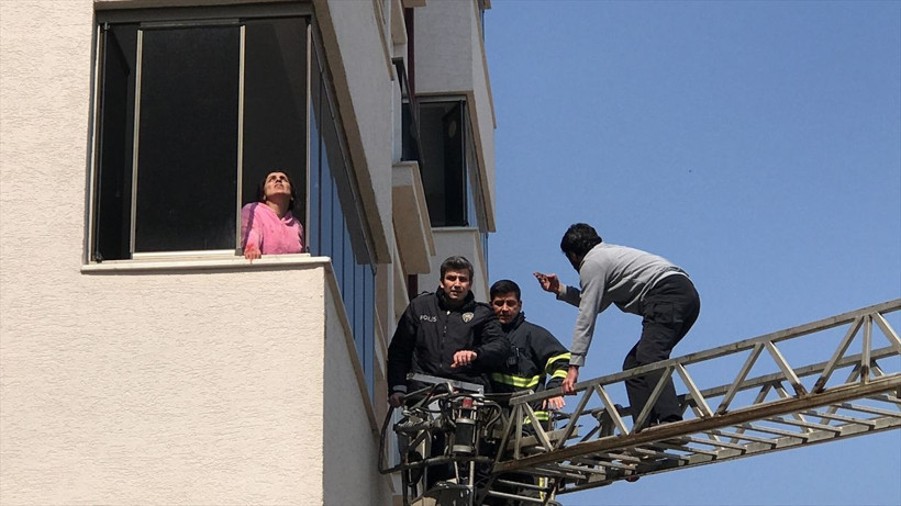 Bilecik'te 10 yaşındaki oğlunu bıçakladı! Polis eve itfaiye merdiveniyle girip dehşetten kurtardı - Resim: 2