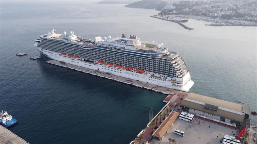 Dünyanın en büyüklerinden biri! Yüzen şehir Aydın Kuşadası'na yanaştı - Resim: 1