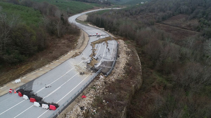 Karadeniz'i İstanbul'a bağlayan yol kağıt gibi yırtıldı! Çökmeler devam ediyor - Resim: 2