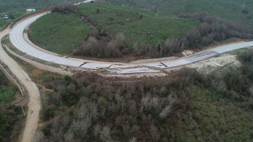 Karadeniz'i İstanbul'a bağlayan yol kağıt gibi yırtıldı! Çökmeler devam ediyor - Resim: 4