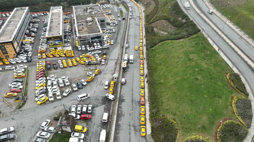 Zamdan sonra yine aynı görüntü! İstanbul'da taksi kalmadı - Resim: 2