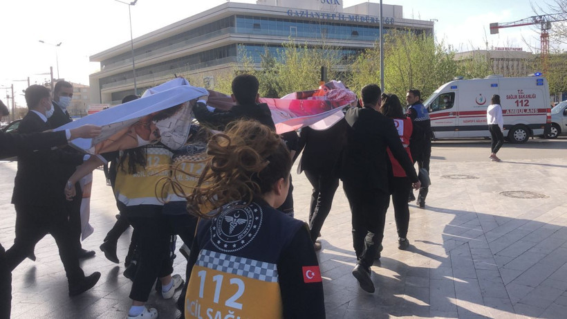 AVM'de korkunç ölüm! Hamile genç kadın yemek katından beton zemine çakılarak öldü - Resim: 1