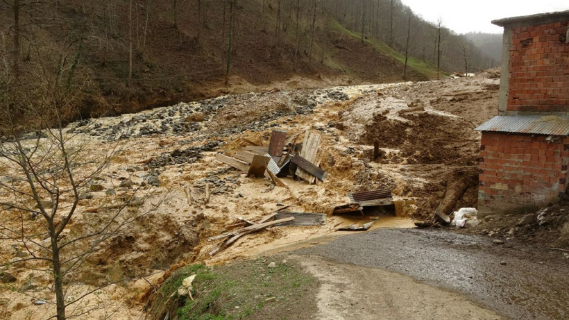 Trabzon'da felaket! Heyelan dere yatağındaki beş binayı yuttu - Resim: 4