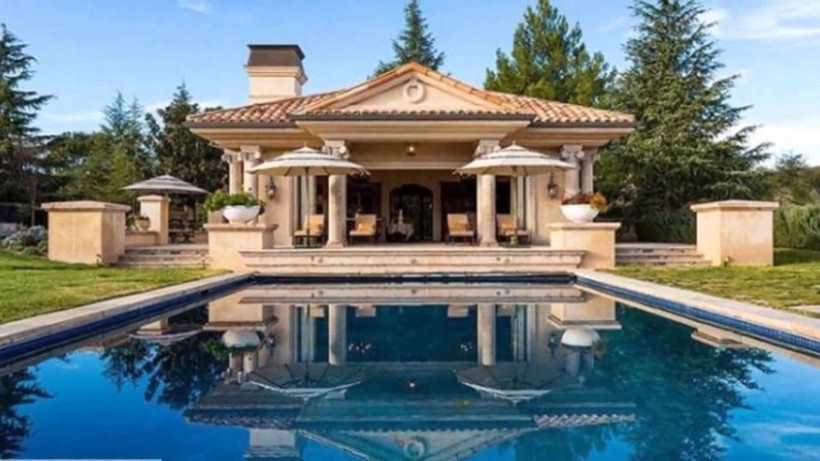 Paraya kıyıp kesenin ağzını açtı! Vinçle gezdiği yeni evi dudak uçuklattı: Ajda Pekkan vatandaşlık aldığı ülkeye yerleşiyor - Resim: 1