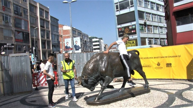 İBB etrafını kapatıp bakıma aldı Boğa Heykeli yine kurtulamadı - Resim: 2