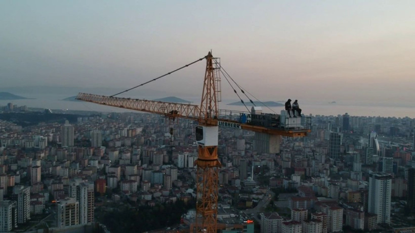 200 metre yüksekteki vinçte izleyenlerin yüreğini ağzına getiren iftar - Resim: 2