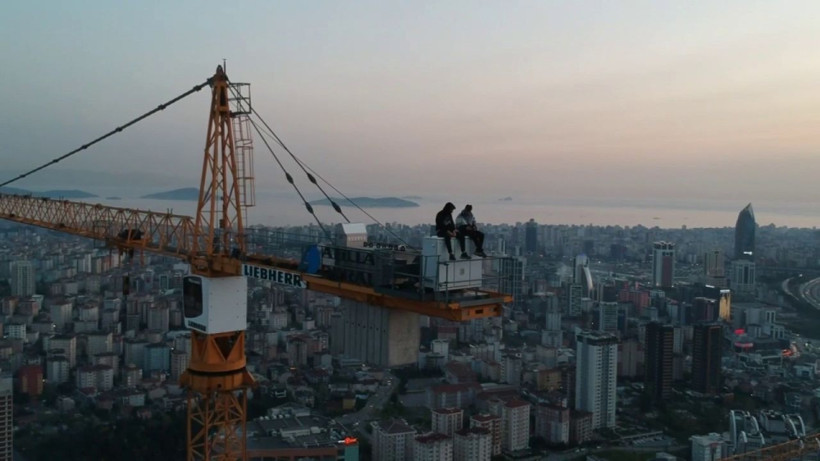 200 metre yüksekteki vinçte izleyenlerin yüreğini ağzına getiren iftar - Resim: 3