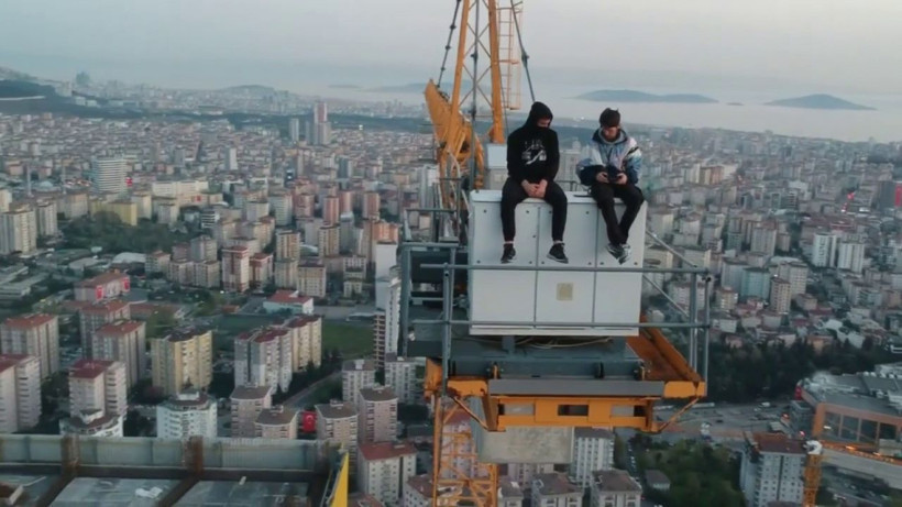 200 metre yüksekteki vinçte izleyenlerin yüreğini ağzına getiren iftar - Resim: 4