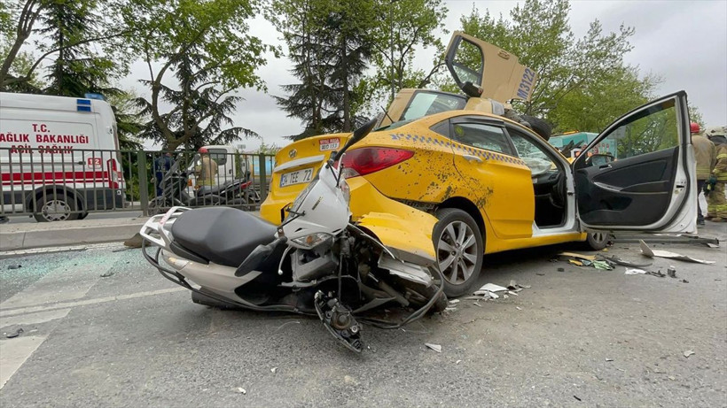 İstanbul'da feci kaza minibüs bariyeri aşarak taksiyle motosikletin üstüne çıktı - Resim: 1