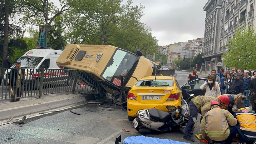 İstanbul'da feci kaza minibüs bariyeri aşarak taksiyle motosikletin üstüne çıktı - Resim: 3