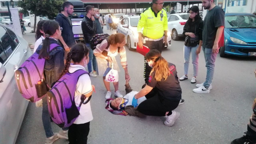 Evine giden kadına araç çarptı, çocukları başında endişeyle bekledi - Resim: 1