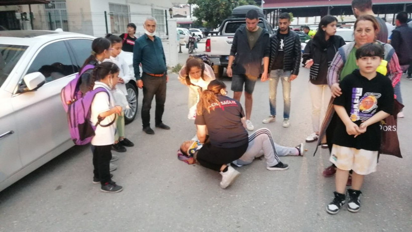 Evine giden kadına araç çarptı, çocukları başında endişeyle bekledi - Resim: 2