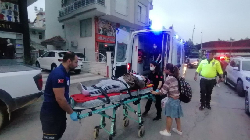 Evine giden kadına araç çarptı, çocukları başında endişeyle bekledi - Resim: 3