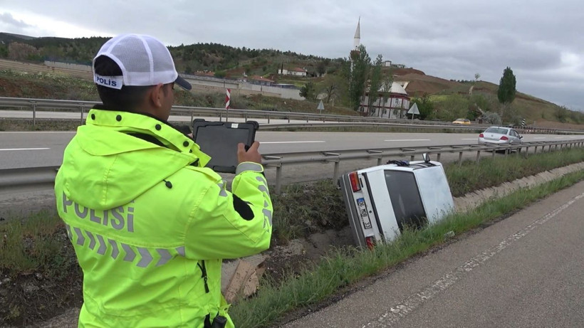 Otomobil su kanalına devrildi. Bayramları kabusa döndü - Resim: 3