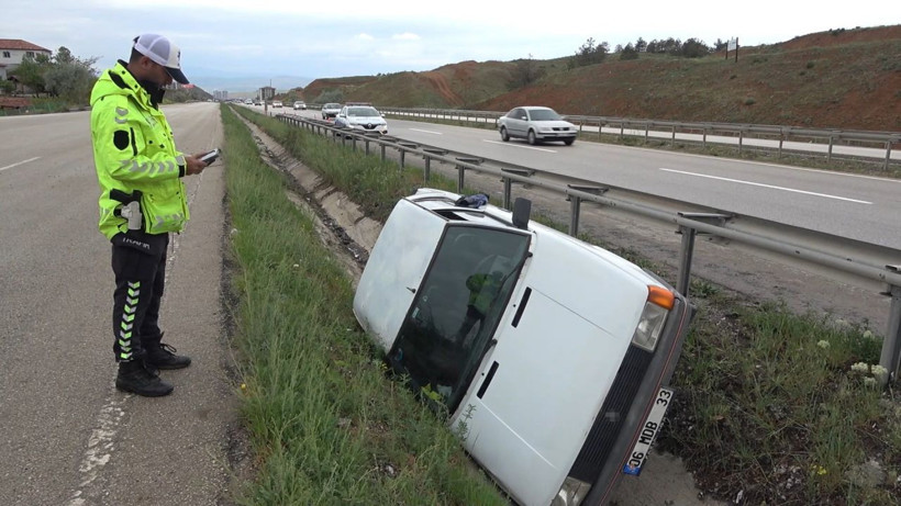 Otomobil su kanalına devrildi. Bayramları kabusa döndü - Resim: 4