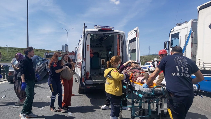 TEM’de zincirleme kaza! Trafik durma noktasına geldi çok sayıda yaralı var - Resim: 1