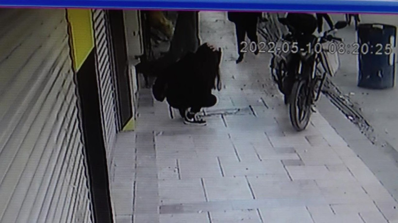 Kaldırımda yürüyen genç kız neye uğradığını şaşırdı! Bir anda kanlar içinde kaldı - Resim: 1