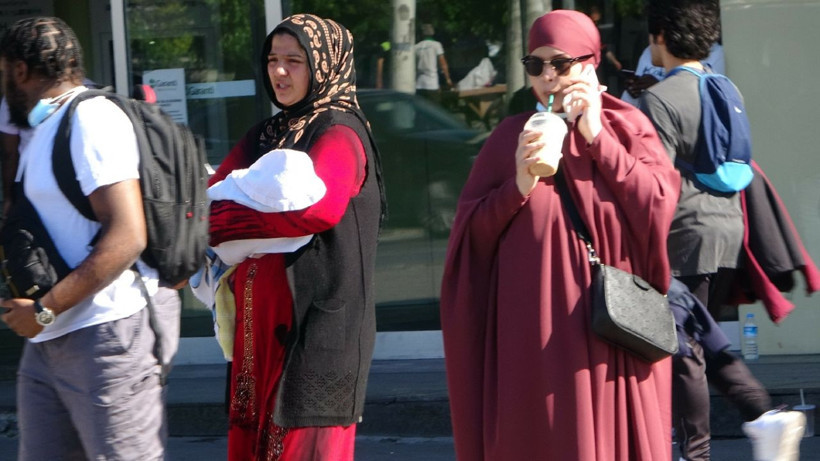 İstanbul'da dilenci istilası! Turistleri rahat bırakmıyorlar - Resim: 2