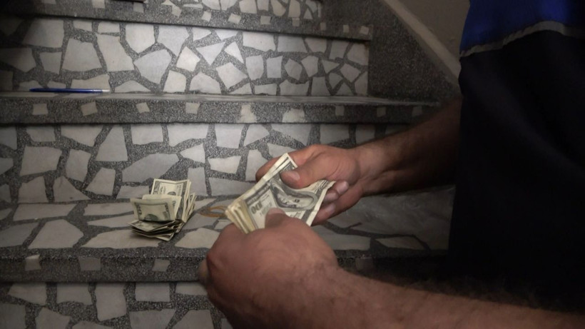 Zabıta çöp ev diye gitti! Bursa'daki bu evde çöpün içinden para topladılar - Resim: 3