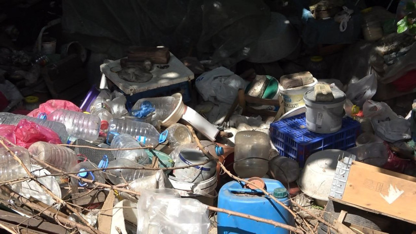 Zabıta çöp ev diye gitti! Bursa'daki bu evde çöpün içinden para topladılar - Resim: 2